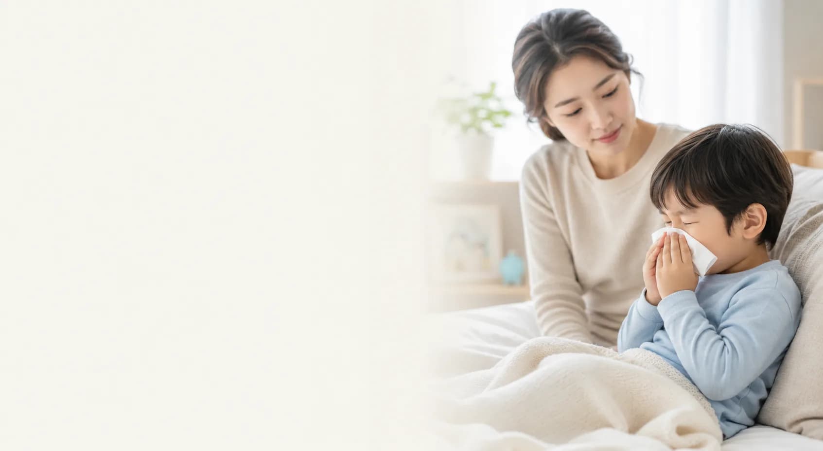 엄마가 아이에게 겉옷을 입혀 주며 함께 웃고 있는 모습